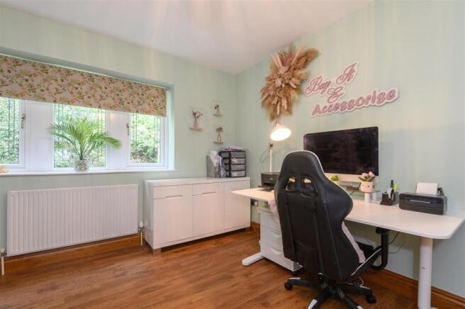 5 bed Detached for sale Image 12