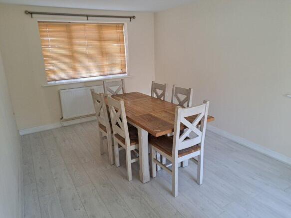 4 bed Detached to rent Image 4