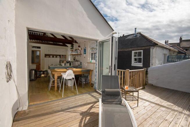 DECKED SUN TERRACE