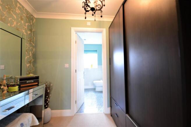 Dressing Area En Suite Woodfield.JPG