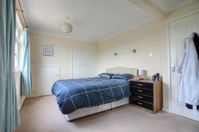 4 bed Semi-Detached Bungalow for sale Image 10