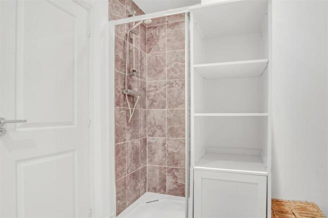 MASTER EN-SUITE