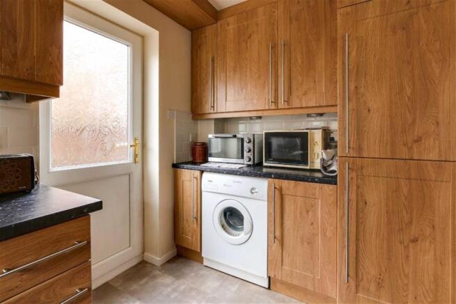 RE-FITTED KITCHEN/DI