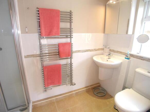 EN-SUITE SHOWER ROOM