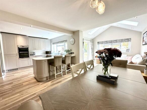 KITCHEN/DINING ROOM