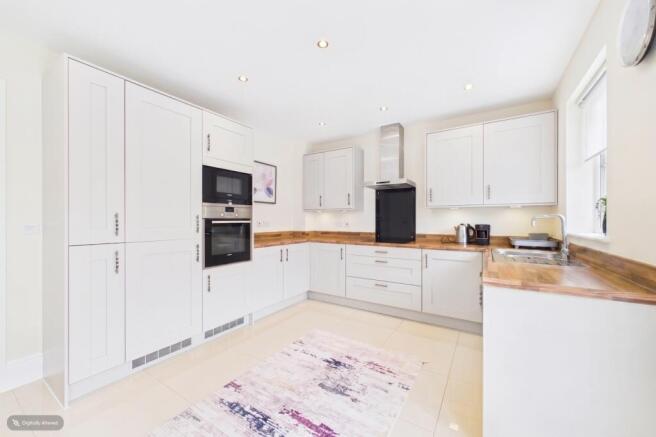 3 bed Semi-Detached to rent Image 5