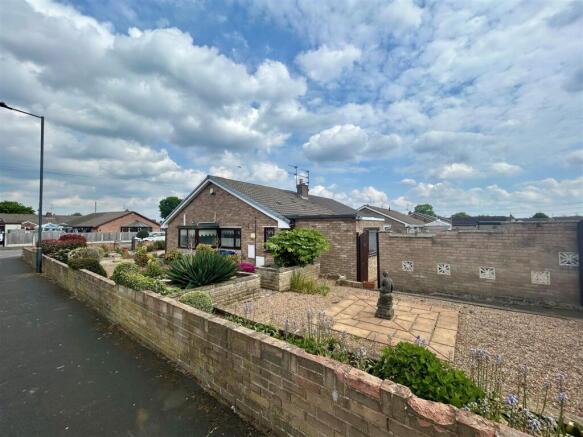 2 bed Semi-Detached Bungalow for sale Image 10