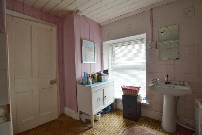 bathroom 1.jpg