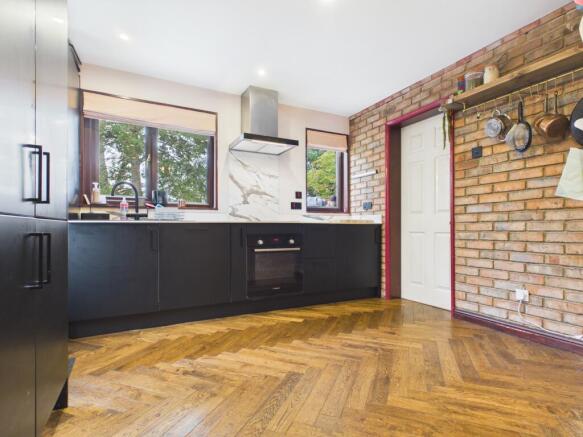 4 bed Detached to rent Image 4