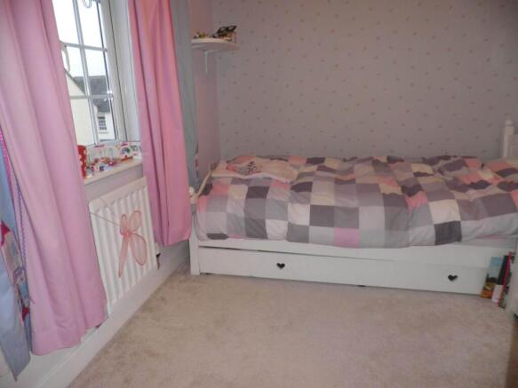 SINGLE BEDROOM