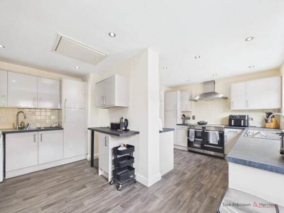 5 bed Detached for sale Image 10