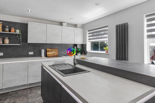 4 bed Semi-Detached for sale Image 3