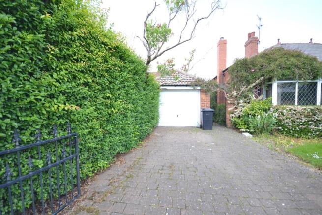 3miltondriveDRIVEWAY.JPG
