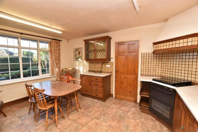 KITCHEN/BREAKFAST ROOM (FRONT)