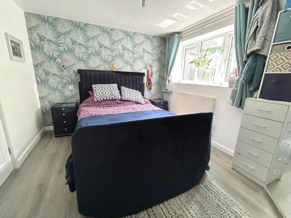 4 bed Detached for sale Image 8