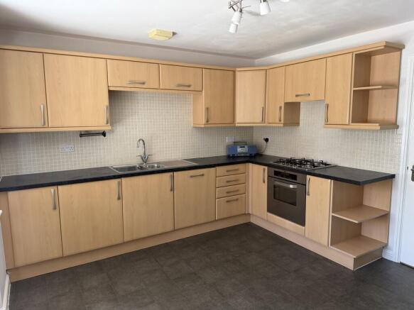 4 bed Semi-Detached to rent Image 6