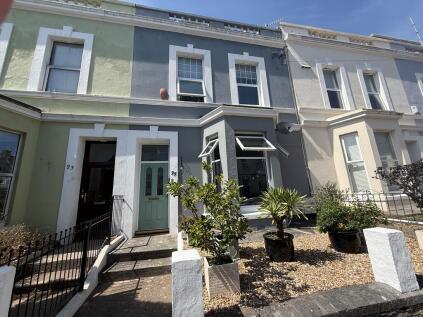Beautifully Presented Victorian Ground Floor Flat with Private Courtyard