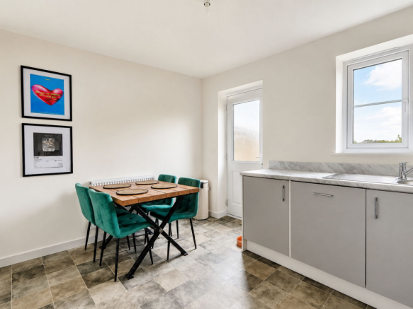 2 bed Terraced to rent Image 8