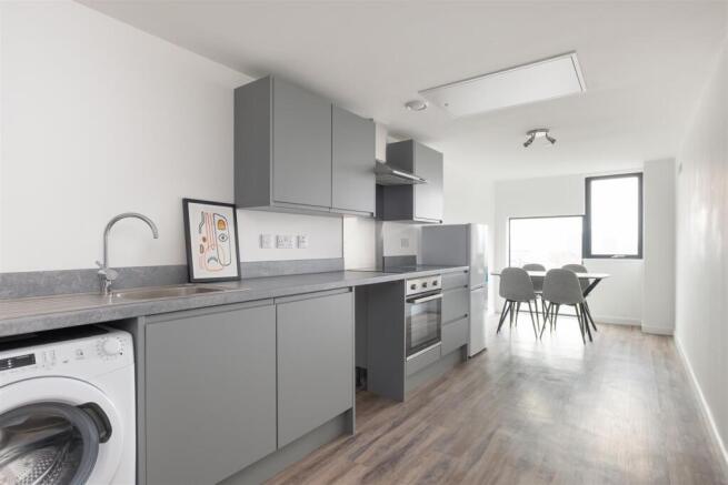 3 bed Apartment to rent Image 6