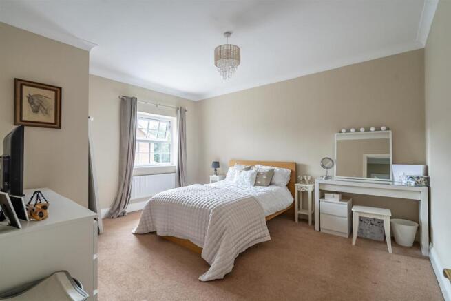 5 bed Detached for sale Image 6