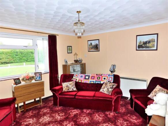LIVING ROOM.JPG