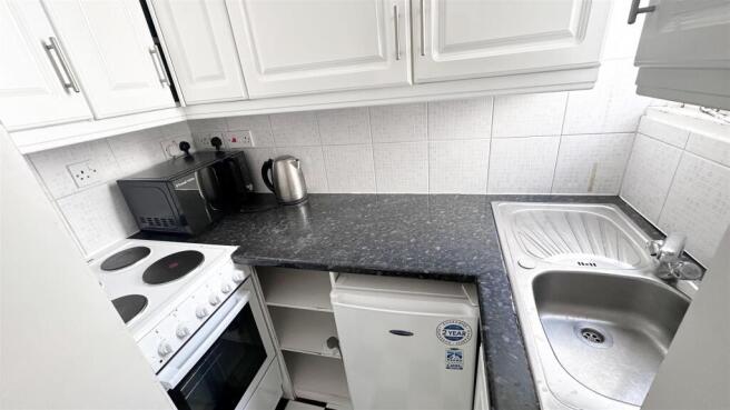8_FLAT 4 94 CORNWALL GARDENS.jpg