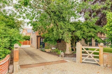 Converted Single-Storey Barn in Edgefield with Countryside Views