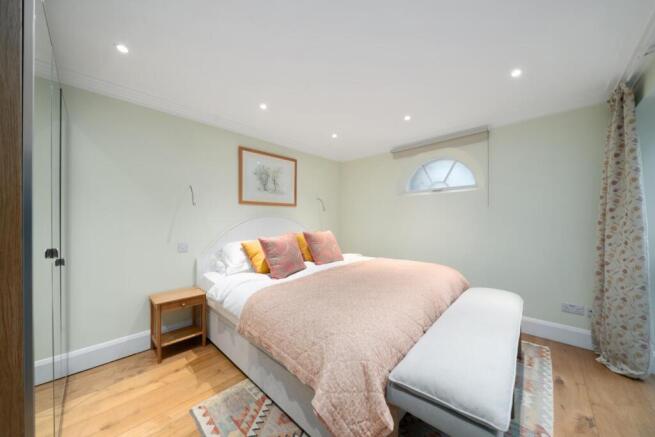 SHORT LET - 3 Bedroom house in St. Petersburgh Mew