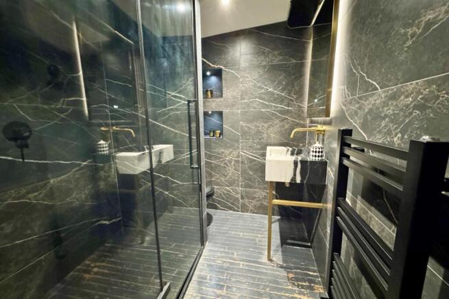 4 Tudor Shower Room.jpg