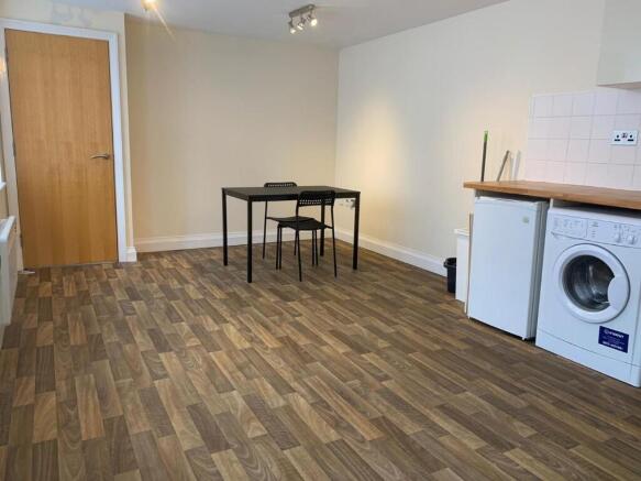 1 bed Apartment to rent Image 4