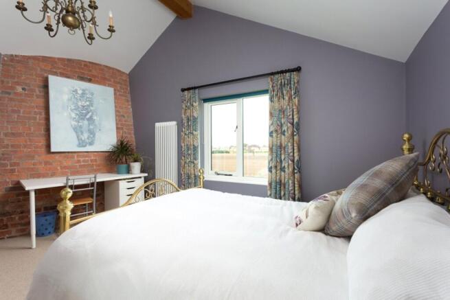 5 bed Detached for sale Image 12