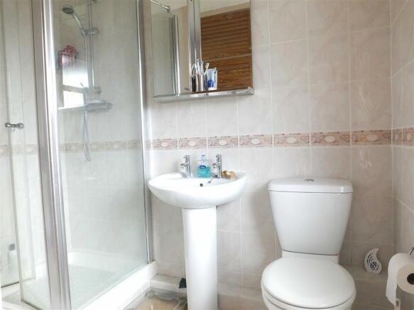 EN-SUITE SHOWER ROOM