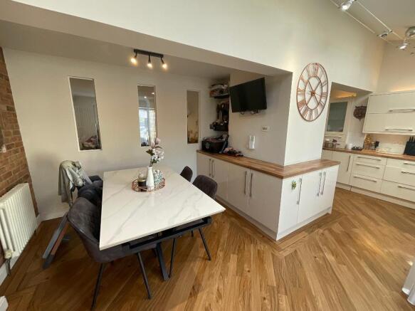 KITCHEN/DINING/FAMILYROOM: 22'8X19'6