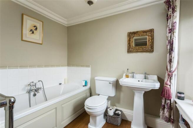 5 bed Detached for sale Image 11