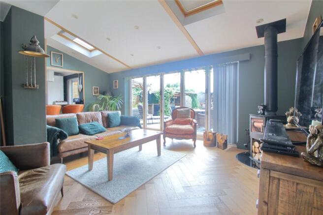 5 bed Semi-Detached for sale Image 11