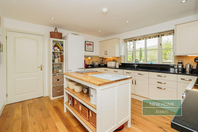 4 bed Detached for sale Image 5