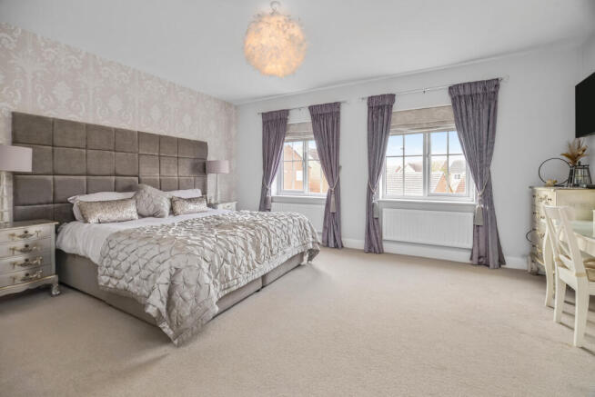 5 bed Detached for sale Image 9