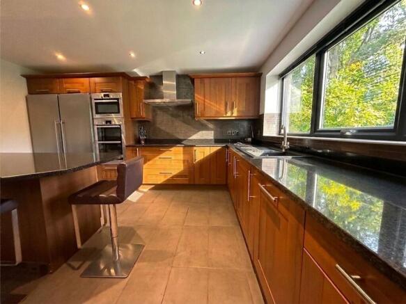 5 bed Detached for sale Image 4