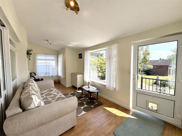 DINING/GARDEN ROOM