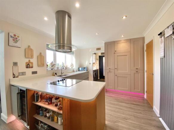 4 bed Detached for sale Image 8
