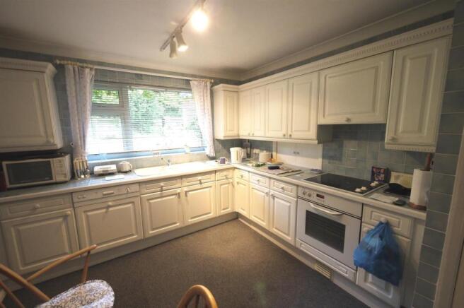 Kitchen/Breakfast Room:-