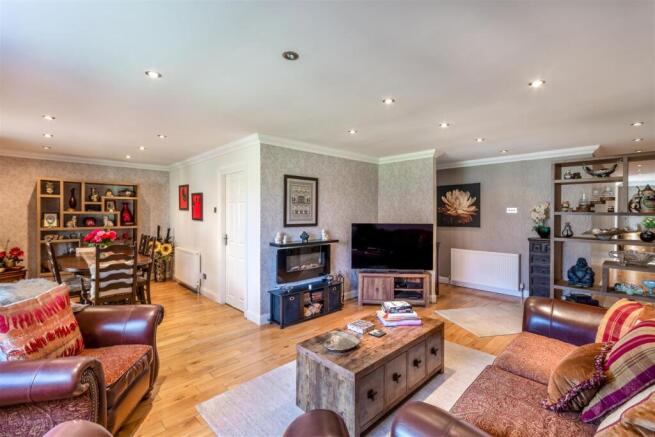 4 bed Bungalow for sale Image 6