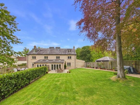5 bed Semi-Detached for sale Image 4
