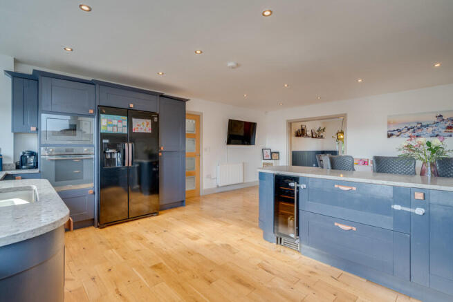 5 bed Detached for sale Image 5