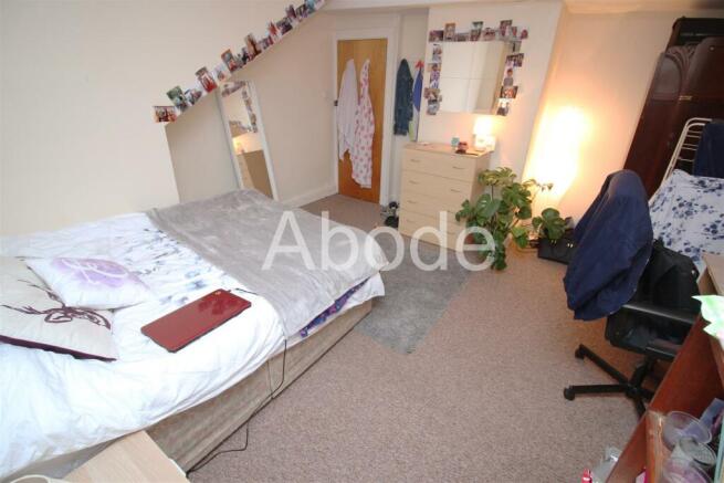 5 bed House to rent Image 8