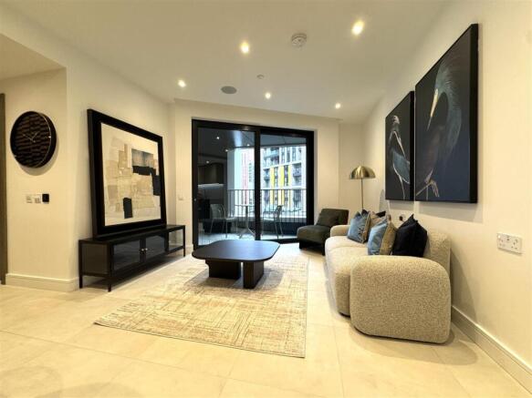 Living Room pic 2.jpeg