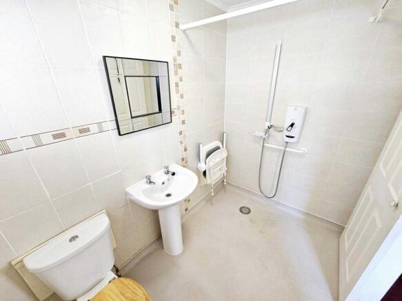4 bed Semi-Detached Bungalow for sale Image 11