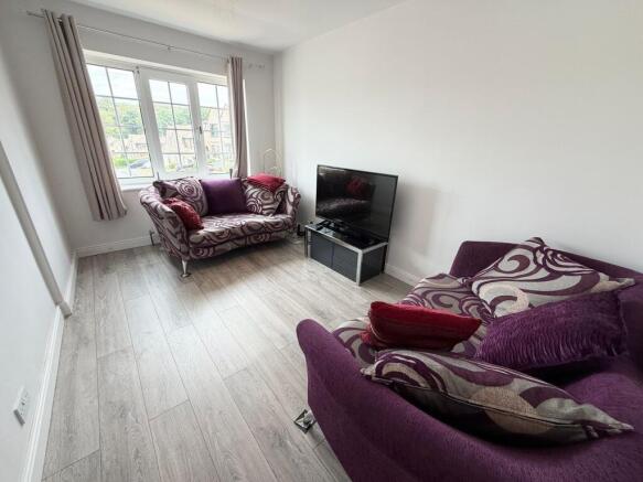 5 bed Detached for sale Image 4