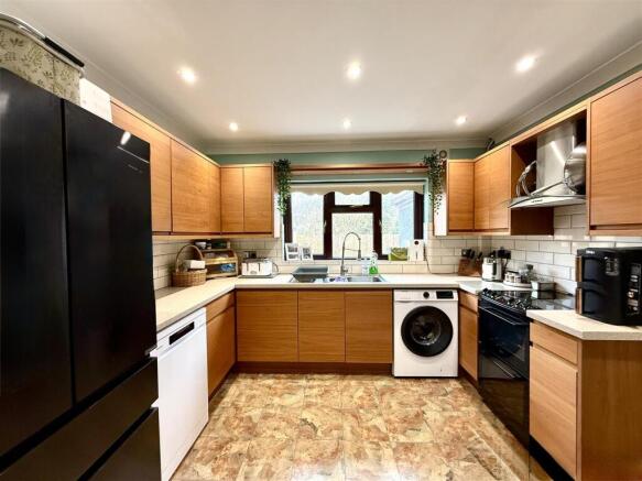 KITCHEN/BREAKFAST ROOM