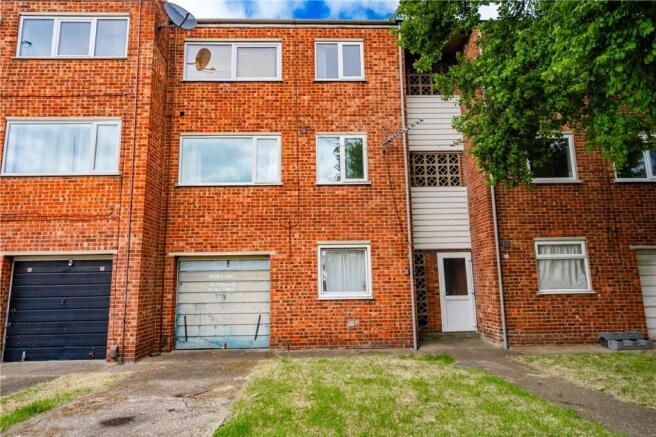 1-bed house on Thorgam Court, Grimsby, DN31, £26,000